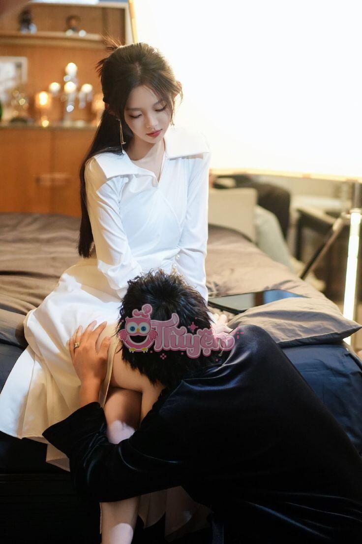 Ai ở dưới gầm bàn